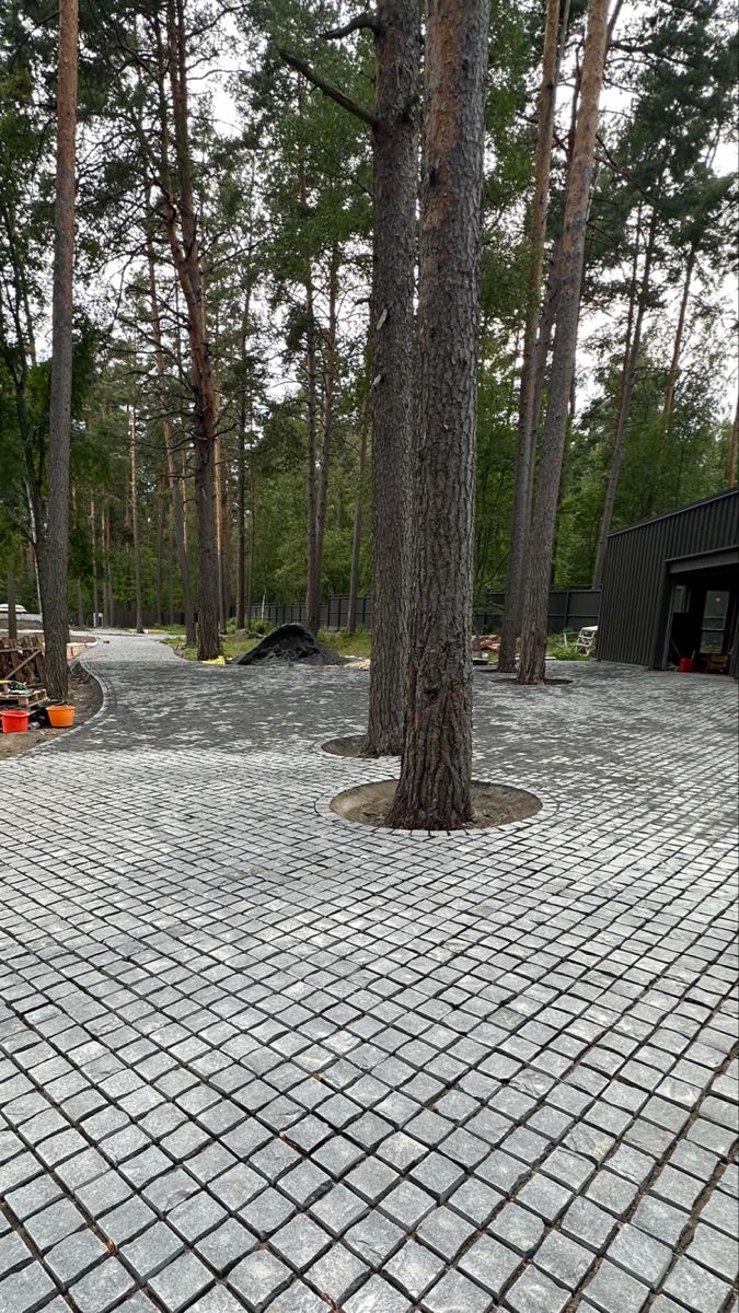 Interlocking cobble for driveway layouts using flamed grey granite mesh sheets